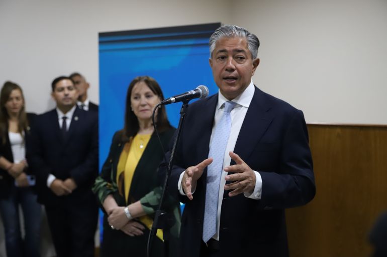 Rolando Figueroa respondió consultas de los periodistas tras el discurso / Foto