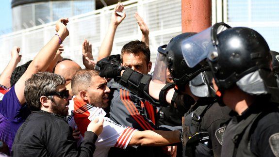 Una batalla campal afuera del Monumental