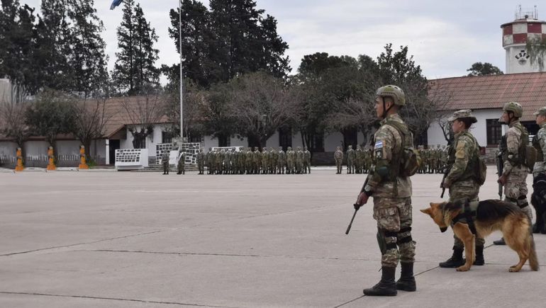 Un soldado recibió un disparo en el pecho con su arma