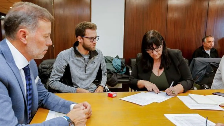 La firma de contratos realizada este lunes.
