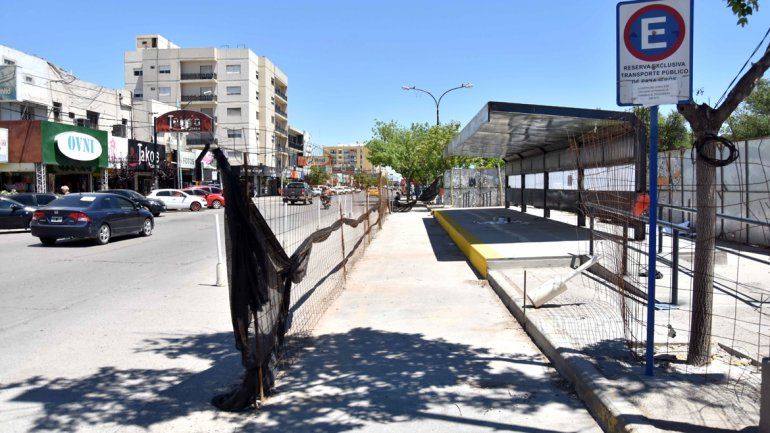 Las dos garitas tendrán paneles informativos con los recorridos de los ramales. También habrá una oficina para recargar la tarjeta SUBE.