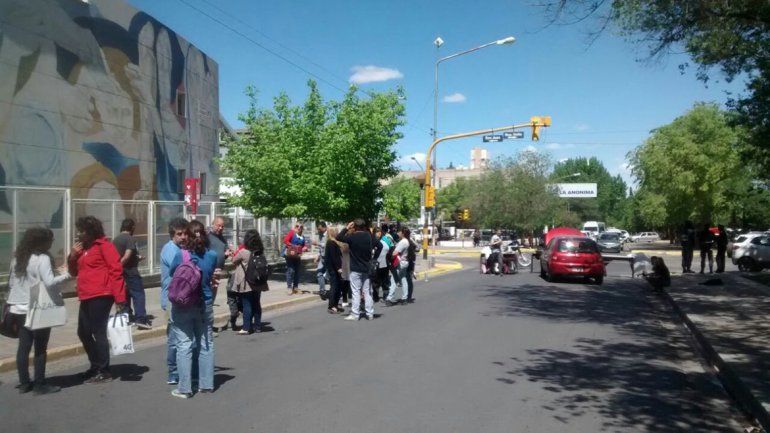 El viernes por la tarde estudiantes reclamaron en la calle la reincorporación de la directora.