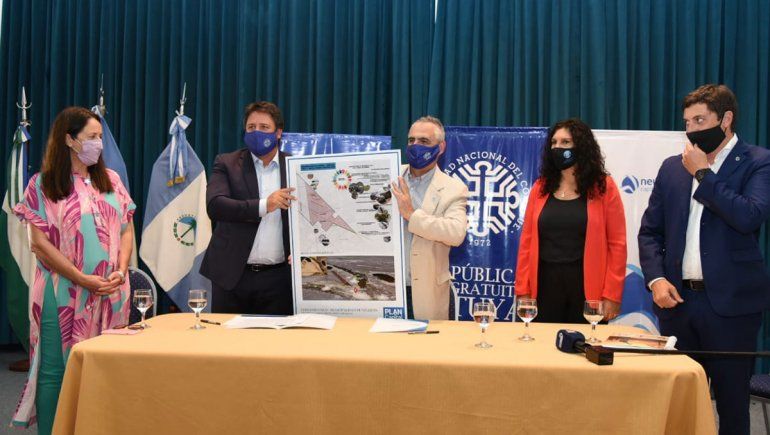 El intendente Gaido y el recto de la UNCo presentan el proyecto.
