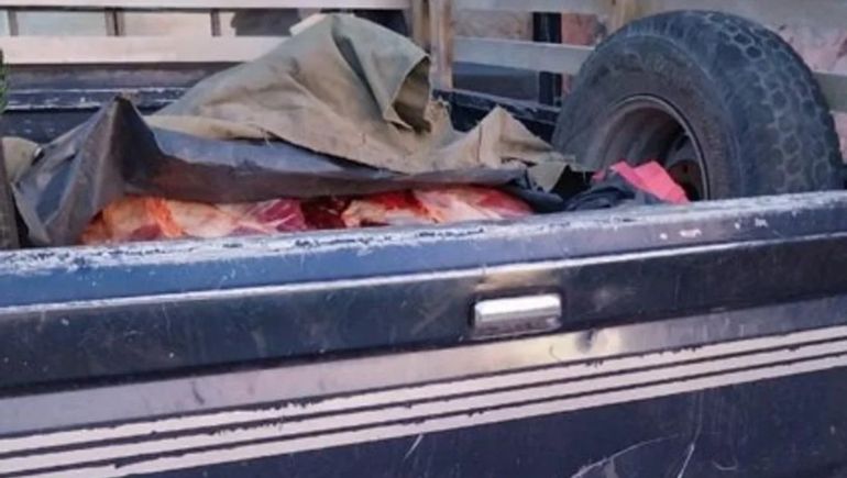 Chubut: bomberos trasladaban carne faenada de manera ilegal en una camioneta.