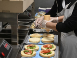 Trabajadores de un local de comidas rápidas en la mira