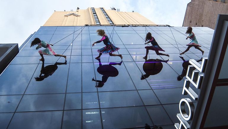 Se reinauguró el Hotel Comahue con un show en plena Avenida Argentina