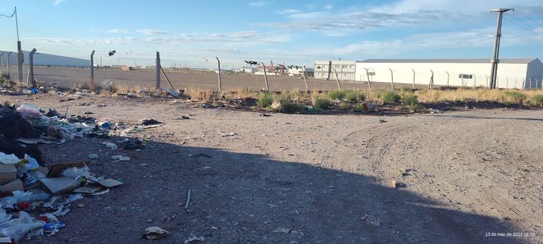 La EPET 23 de Añelo está ubicada en las inmediaciones de Vaca Muerta. Hay basura en el parque industrial.