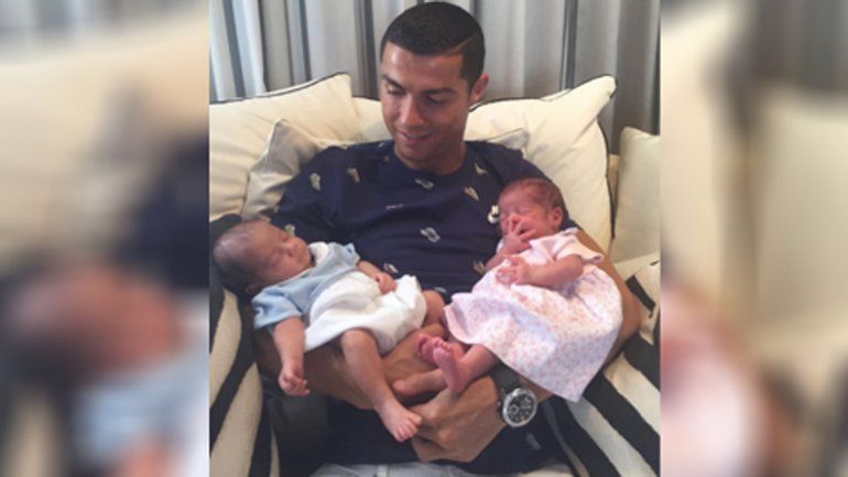Cristiano Ronaldo presentó a sus gemelos con una tierna imagen
