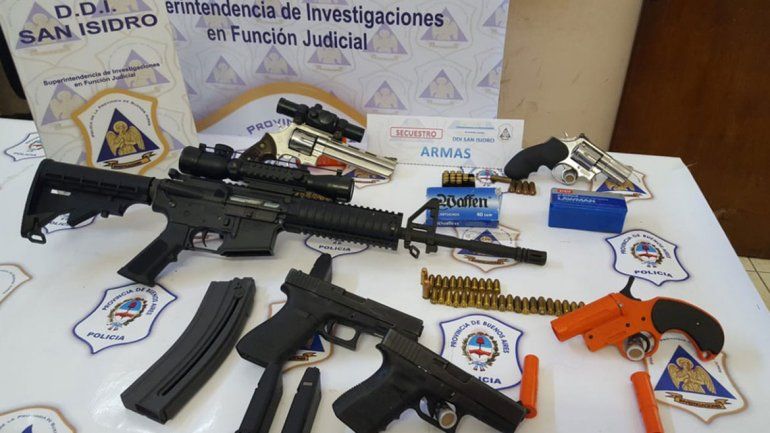 La Policía le secuestró una ametralladora y también estrellas ninjas.