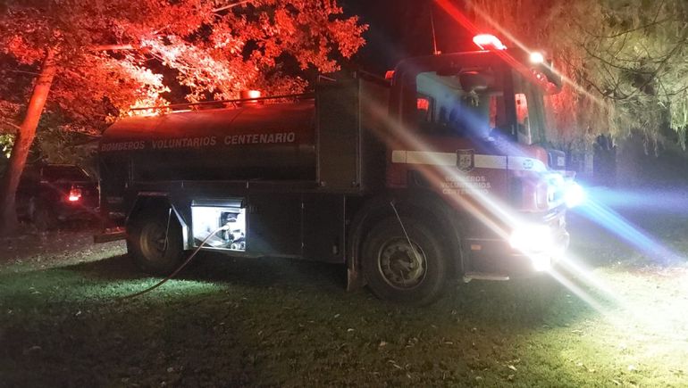 ¡Puro fuego, pura pasión! Querían salir del telo y la autobomba los dejó adentro