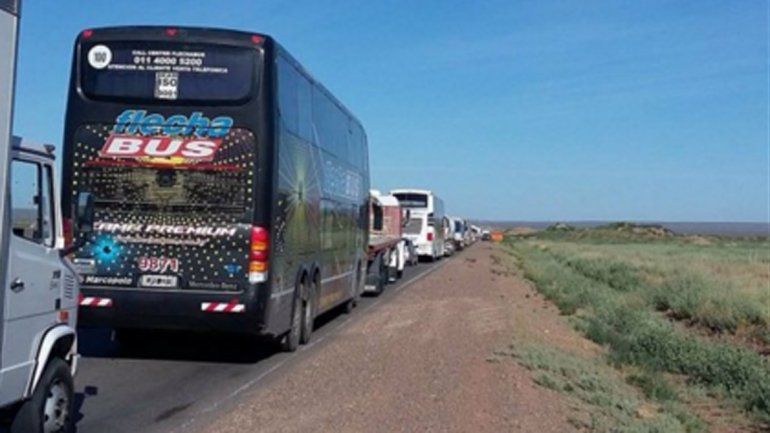 Desocupados hacen piquetes a petroleros en el centro de la provincia