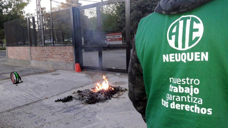 Trabajadores de ATE bloquean accesos a organismos públicos en su quinto día de paro