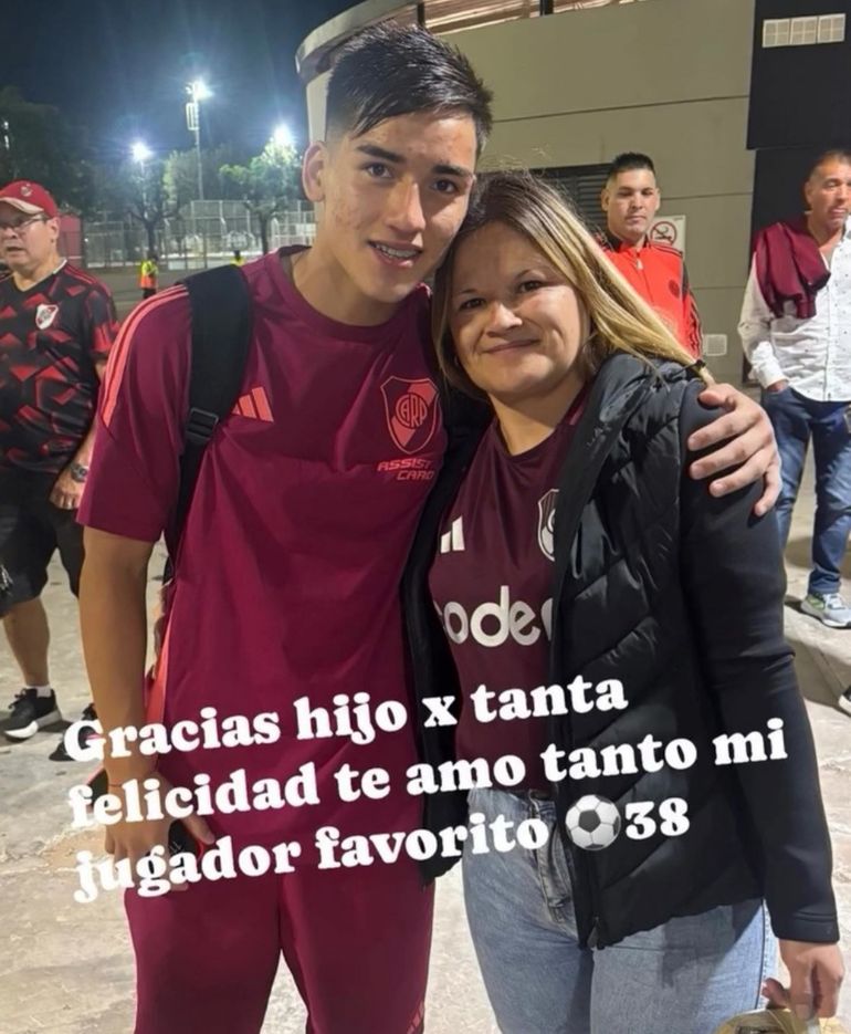 Ian Subiabre y su mamá tras su primer gol en River Ian Subiabre y su mamá tras su primer gol en River