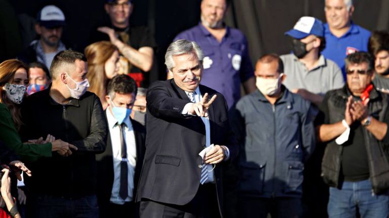 Allanan y clausuran la cancha del acto Alberto Fernández