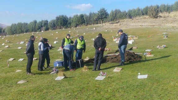 El hallazgo se dio ayer en el cementerio de Junín de los Andes.