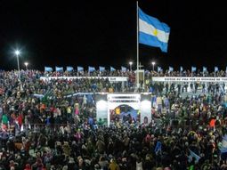 Cada 1° de abril a la noche, en Río Grande, miles de personas participan de la vigilia de Malvinas a orillas del mar, mirando hacia las islas. Cada 1° de abril a la noche, en Río Grande, miles de personas participan de la vigilia de Malvinas a orillas del mar, mirando hacia las islas.