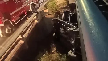 El vehículo rompiió el guardarraíl y cayó al vacío. El vehículo rompiió el guardarraíl y cayó al vacío.