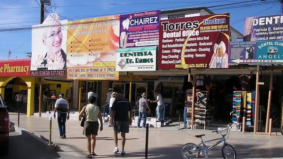 La ciudad de Los Algodones tiene 5000 habitantes, se calcula que 500 son odontólogos. Foto: TV Azteca.
