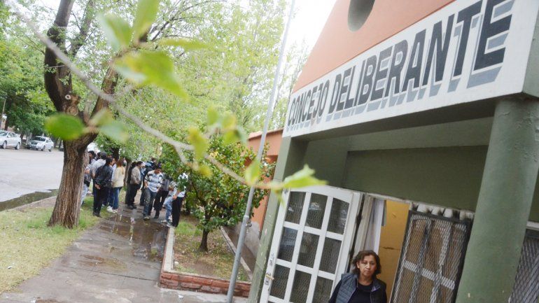 La oposición en el Deliberante quiere sesionar pero con gente en la calle.