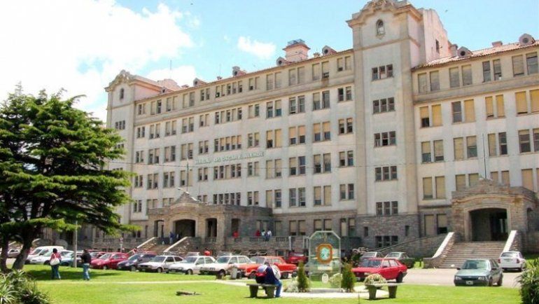 Los padres también terminaron en el hospital por las puñaladas que les dio el amigo de su hijo.