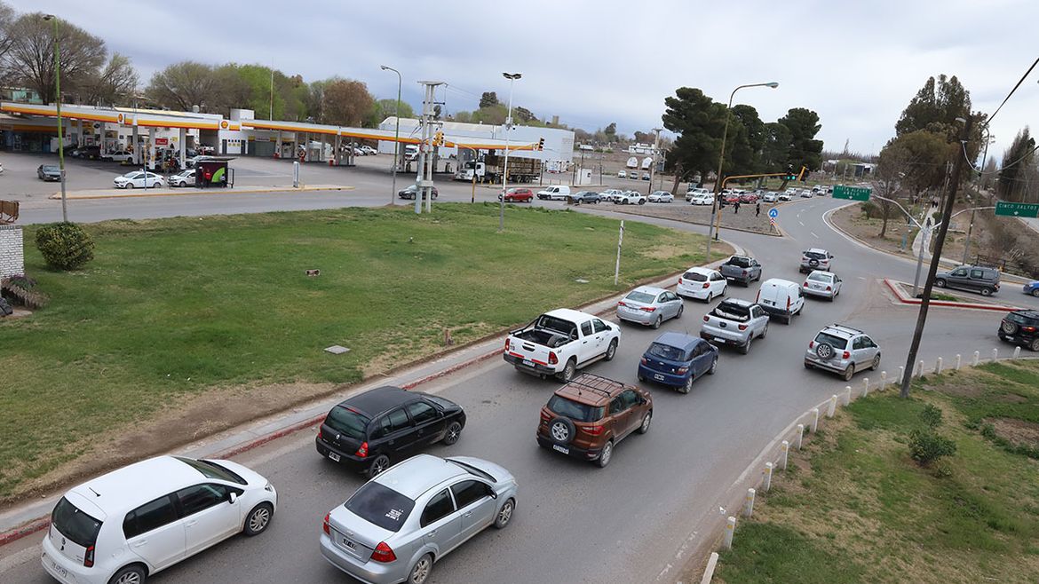 En las rotondas de Centenario podrían instalarse radares o fotomultas. | LM Neuquen En las rotondas de Centenario podrían instalarse radares o fotomultas.