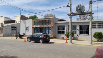 Personal de la Brigada de Investigaciones de Cinco Saltos trabajó para atrapar a los autores del violento ataque. Personal de la Brigada de Investigaciones de Cinco Saltos trabajó para atrapar a los autores del violento ataque.