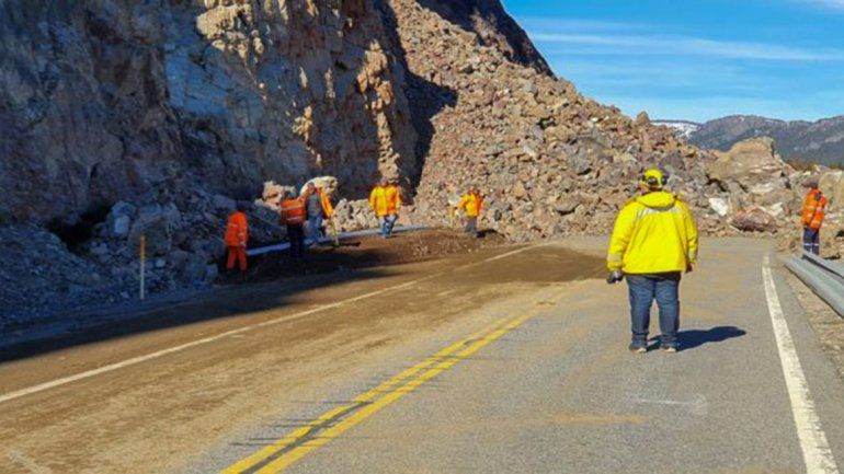 Se intensifican los trabajos para despejar la Ruta 40 en Villa La Angostura