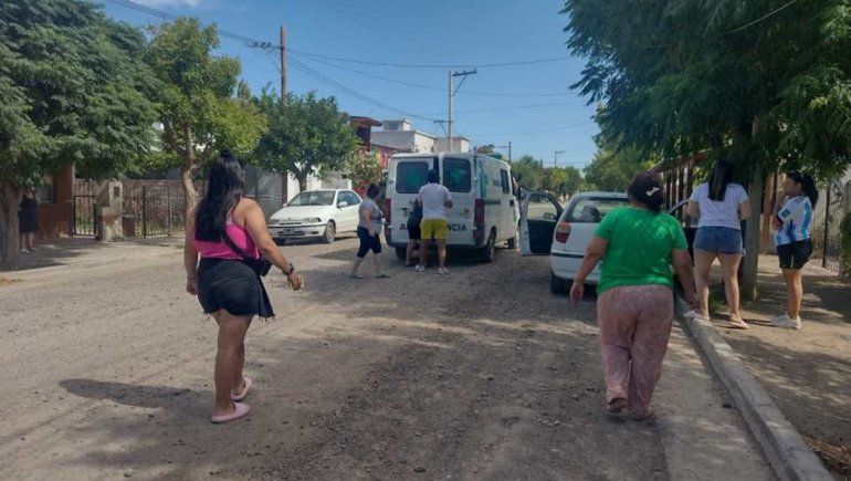 Tuvo un infarto, vecinos tuvieron que empujar la ambulancia y murió