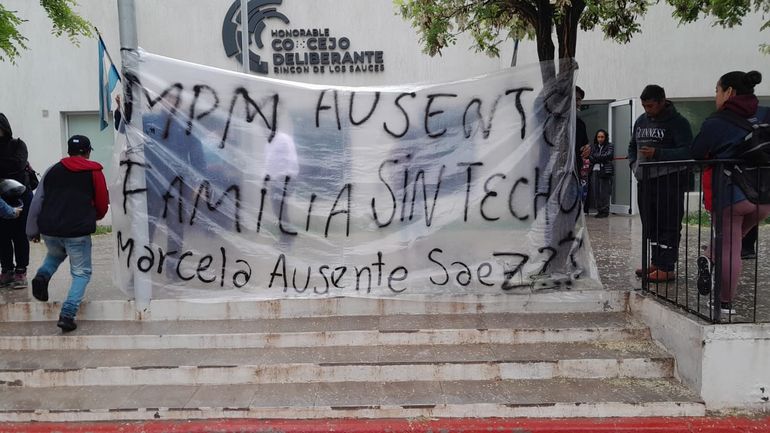 El reclamo de los vecinos por tierras se llevó a nivel político contra la intendenta Norma Sepúlveda y funcionarios. El reclamo de los vecinos por tierras se llevó a nivel político contra la intendenta Norma Sepúlveda y funcionarios.