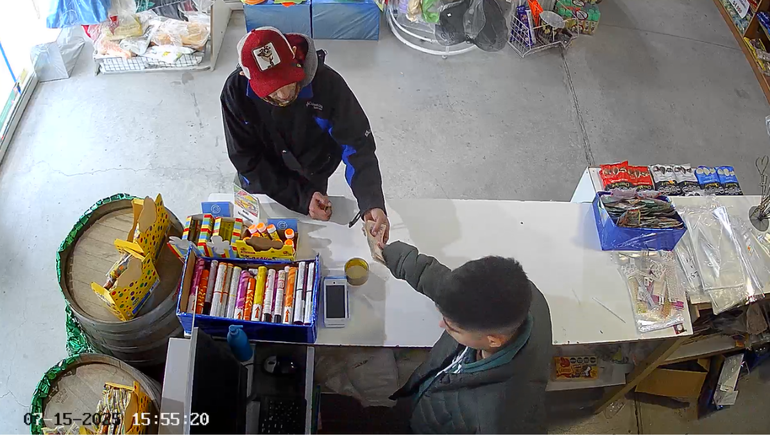 El violento robo quedó captado  por las cámaras del local del Oeste neuquino