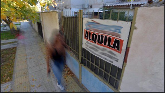 Los DNU del Gobierno suspenden los aumentos de los alquileres y las cuotas de los UVA.