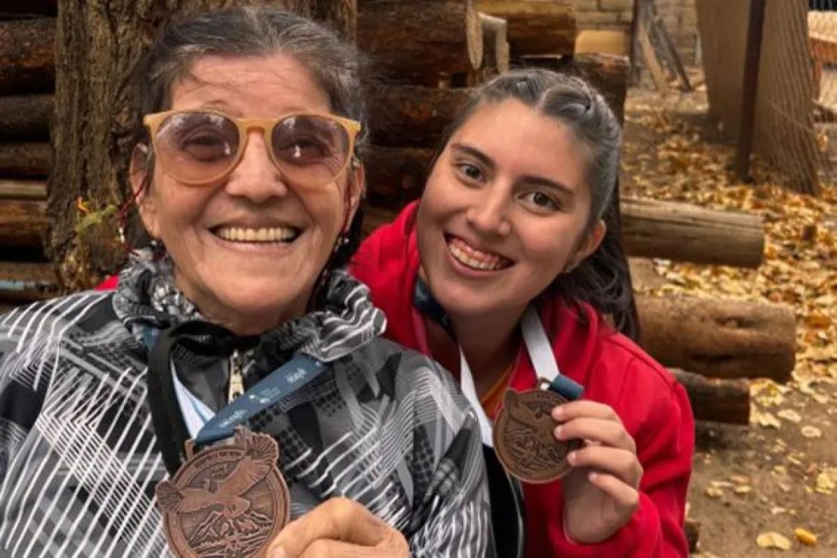Marta participó de la maratón de Tricao Malal con su nieta.