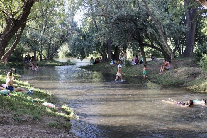 El Paseo Costero es un brazo de 200 metros del río Neuquén. No es apto para la pesca.