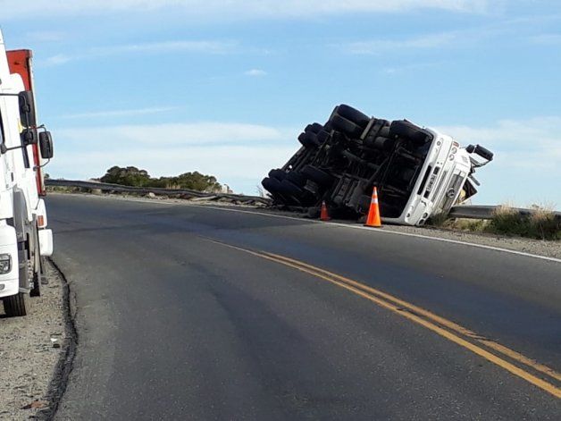 Collón Curá: camión se quedó sin frenos, volcó y se salvó de milagro de caer al vacío