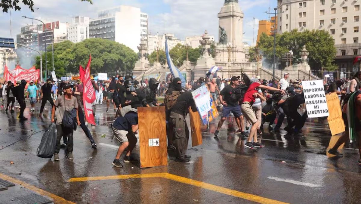 15 detenidos y 40 demorados en la protesta por la reforma laboral: así armaban las bombas molotov.