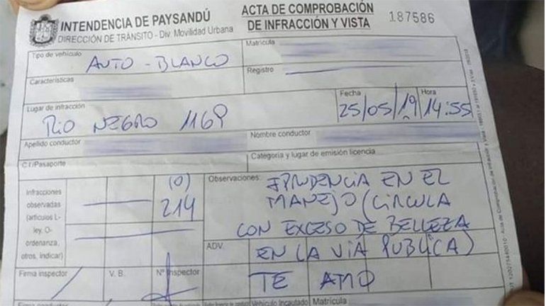 Insólito: Multó a una mujer por circular por la calle con exceso de belleza