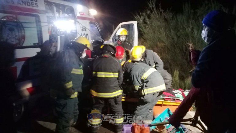 Desbarrancaron diez metros y por poco no terminaron dentro del lago Lácar