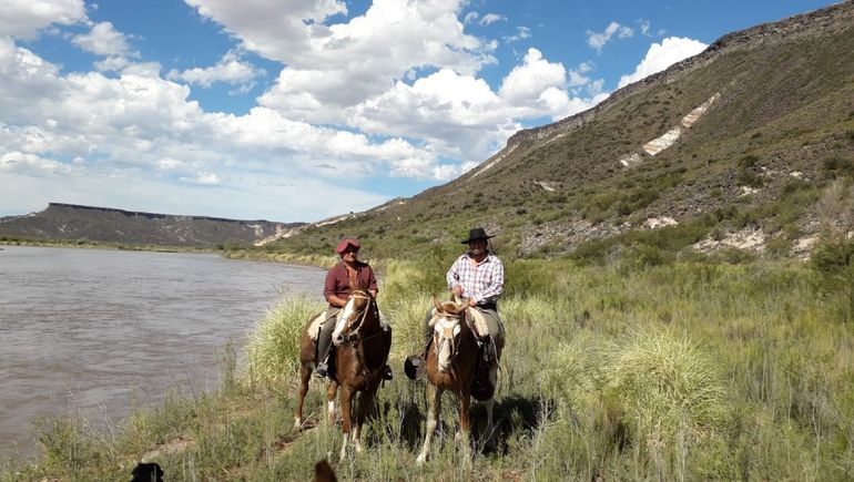 Baqueanos al rescate: recorren lugares inhóspito para ayudar a sus vecinos