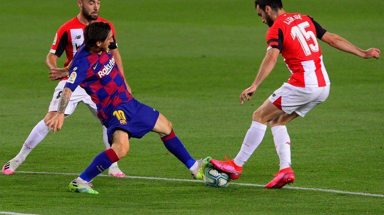 A Messi se le sigue negando su gol 700