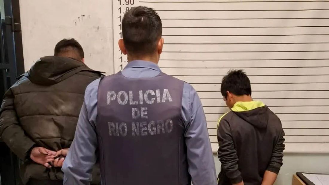 Ambos motochorros fueron detenidos por la policía tras una ardua persecución. Le habían disparado a un testigo con un pistolón.&nbsp;