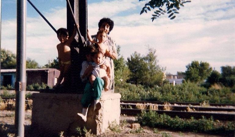 Gladys en el tanque de agua en el corazón de las colonias ferroviarias (hoy Parque Central).