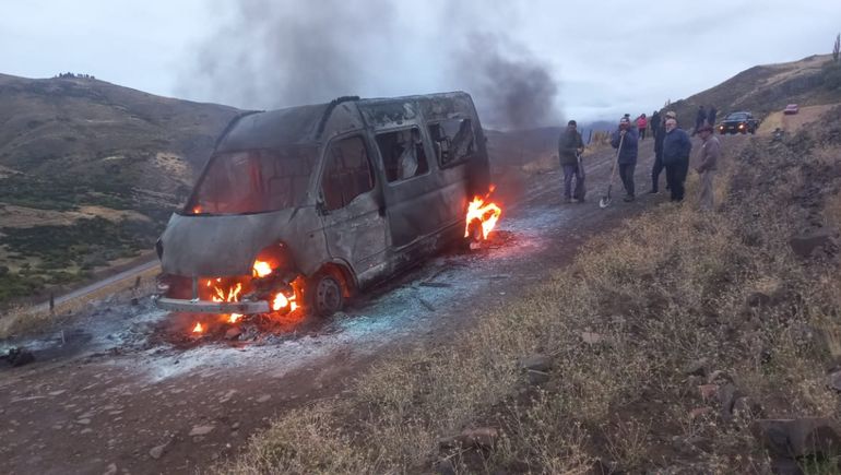 Se incendió una camioneta que trasladaba niños a una escuela rural