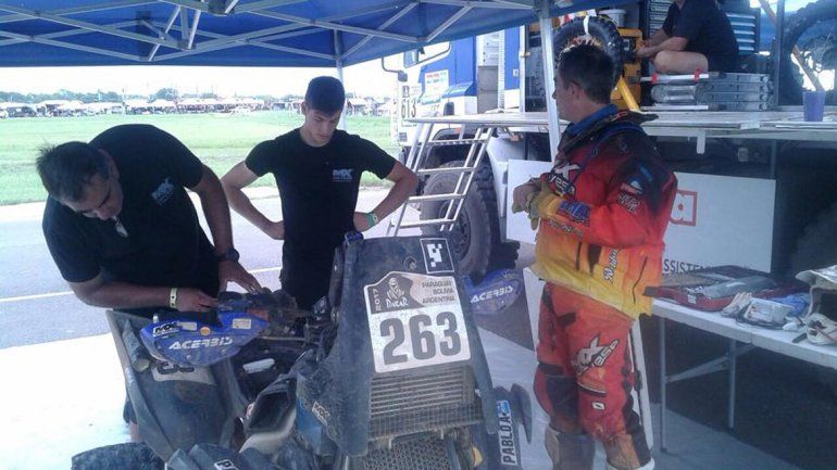 El neuquino con su equipo se prepara para la segunda etapa de hoy.