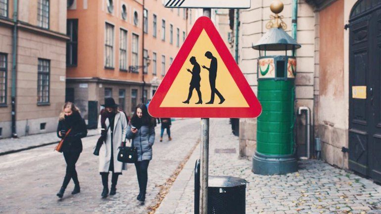 Alemania se pone a la vanguardia en la seguridad para peatones que no le aflojan al celular