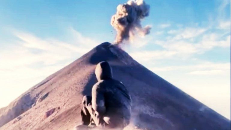 YouTube: iba a meditar y presencia la erupción de un volcán