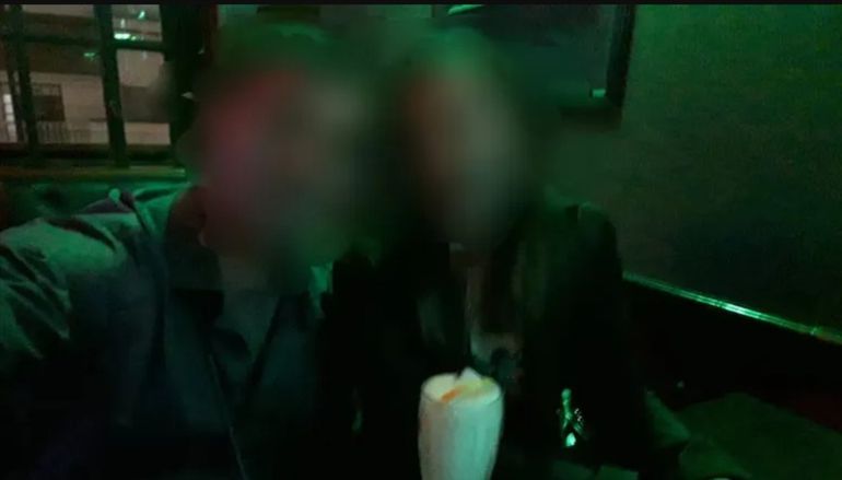 Cuando comparten fotos en busca de citas, la pareja oculta sus rostros, pero cuentan que muchos de sus allegados en Comodoro Rivadavia saben que son swingers. Cuando comparten fotos en busca de citas, la pareja oculta sus rostros, pero cuentan que muchos de sus allegados en Comodoro Rivadavia saben que son swingers.