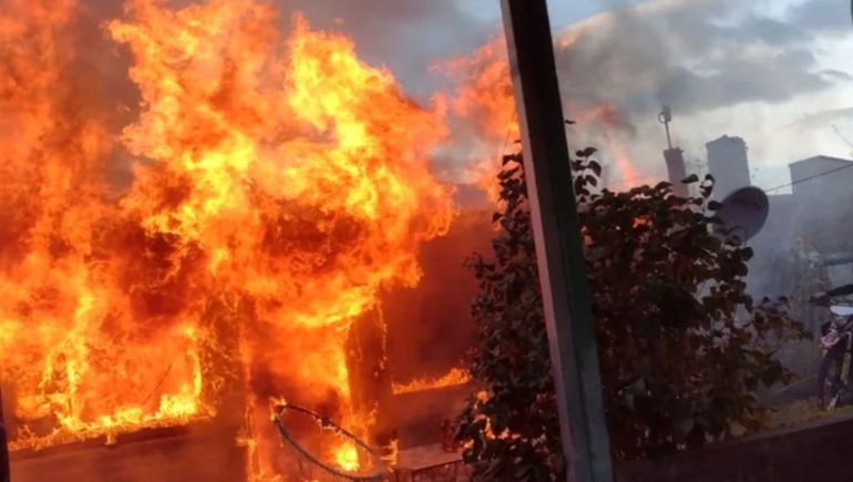 Los Voluntarios de Chubut lucharon casi una hora y media para extinguir las llamas en el departamento de Esquel. 