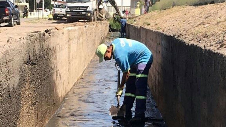 Varios operarios municipales trabajaron en el canal.