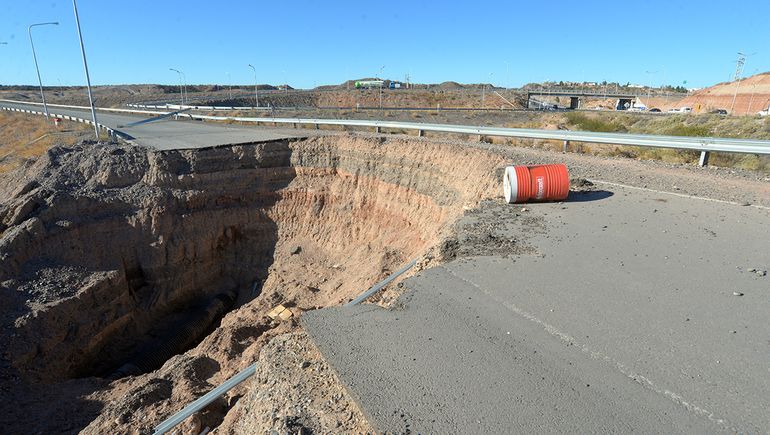 El socavón que inhabilitó el derivador de la Ruta 7 se originó en 2022, luego de que una empresa de telefonía rompiera un caño generando un gran pozo. El socavón que inhabilitó el derivador de la Ruta 7 se originó en 2022, luego de que una empresa de telefonía rompiera un caño generando un gran pozo.