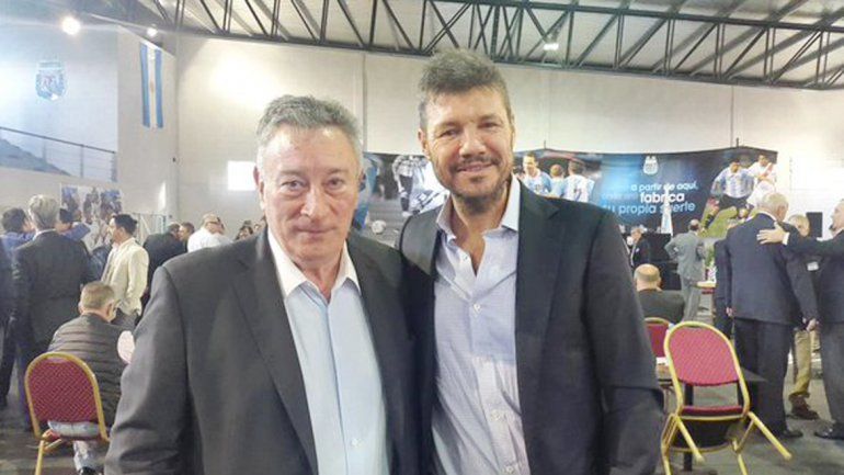Un momento muy esperado: Tinelli y Segura posando juntos.